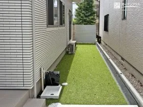 人工芝とピンポイント目隠しで、快適さもコストもスマートに[施工後]