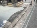 石張りのような質感で魅せる。門まわりに調和するアプローチデザイン