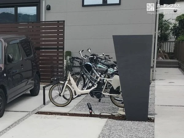 フェンスを活かしたスマートな駐輪スペース