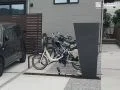 フェンスを活かしたスマートな駐輪スペース