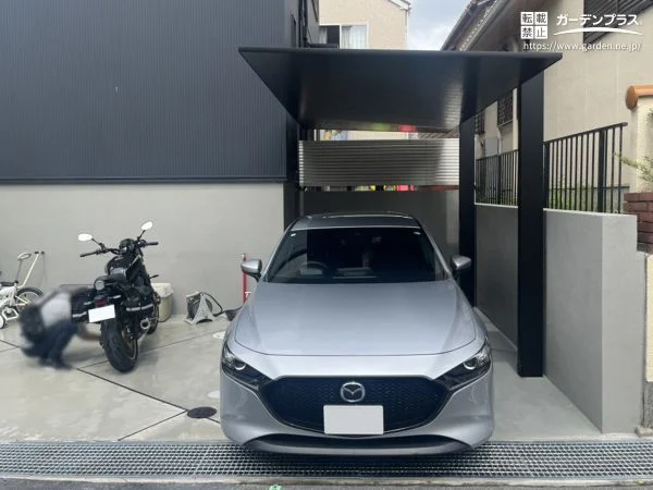 バイク整備も楽しめる土間コンクリート仕上げの駐車スペース