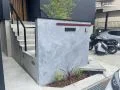 ボルドーカラーが引き立つグレーの塗装門柱