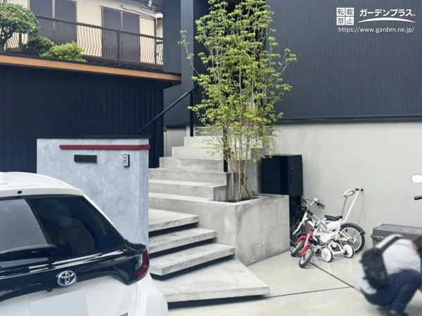 浮き階段×モルタル仕上げのアプローチで魅せる玄関ポーチ