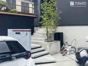 浮き階段×モルタル仕上げのアプローチで魅せる玄関ポーチ[施工後]