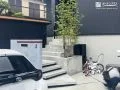 浮き階段×モルタル仕上げのアプローチで魅せる玄関ポーチ