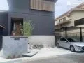 敷地の高低差を丁寧に整えた、素材と構成にこだわるモダンな新築外構