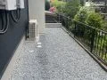 コスパのいい砂利で雑草対策した犬走り