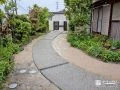 庭と調和する曲線アプローチ