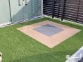 人工芝とテラスで、コンパクトながらも遊びもくつろぎも叶う庭