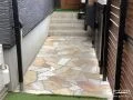 やわらかな表情が迎える乱形石のアプローチ