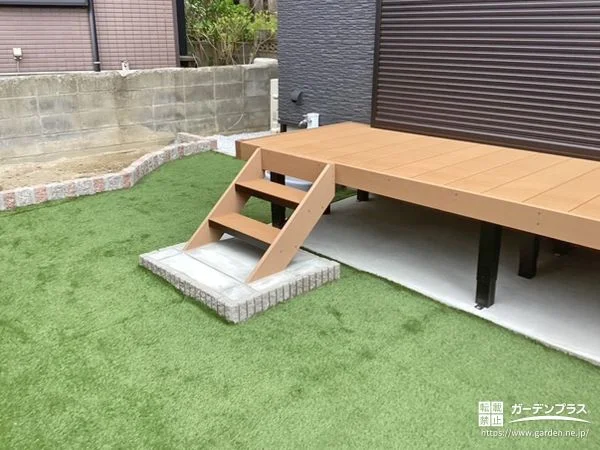 くつろぎと遊びがひとつになるウッドデッキのある庭