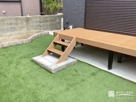 くつろぎと遊びがひとつになるウッドデッキのある庭[施工後]