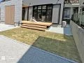 季節を楽しむ、芝生とデッキのある庭