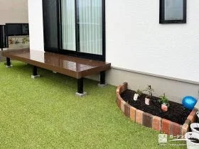お子様が腰掛けて遊べるウッドデッキ[施工後]