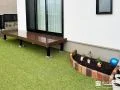 お子様が腰掛けて遊べるウッドデッキ