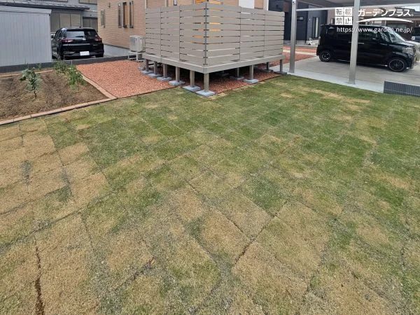 天然芝と瓦チップでゾーニング。表情豊かなナチュラルガーデンに