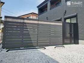 濃淡のコントラストで魅せる、軽やかで目隠し効果の高いモダンフェンス[施工後]
