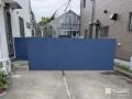 おしゃれに仕切るネイビーの目隠し塀