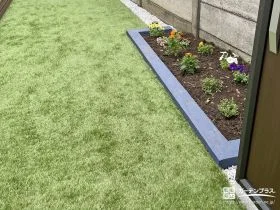 塀と色をそろえてお庭に一体感を[施工後]