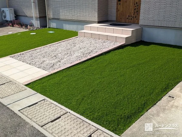 玄関前を爽やかに彩る人工芝と砂利を組合わせたアプローチ工事