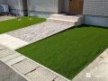 玄関前を爽やかに彩る人工芝と砂利を組合わせたアプローチ工事