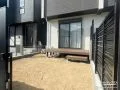 リビングとお庭を繋ぐステップ付きウッドデッキ
