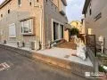 白砂利で明るい印象を演出しながら雑草対策