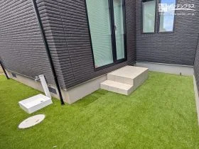 人工芝で広がるナチュラル空間に、タイルステップが映える上質な庭まわり[施工後]
