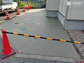 ナチュラルな目地がアクセントの駐車スペース[施工後]