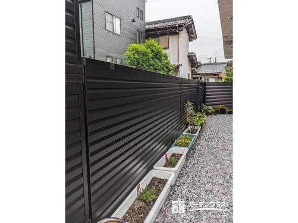 空間に馴染みながらしっかりと視線をカットするフェンス設置工事