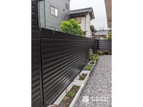 空間に馴染みながらしっかりと視線をカットするフェンス設置工事