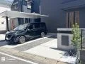 黒い外壁に映える、上質モダンな新築外構
