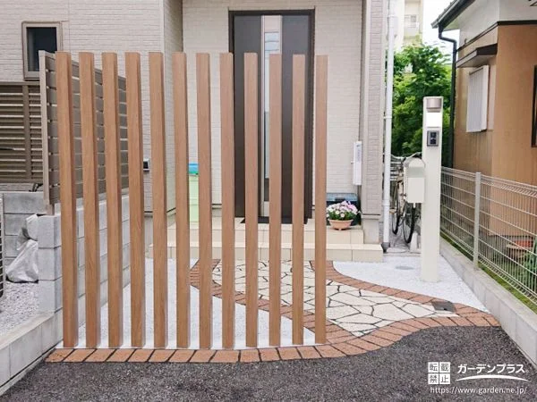 ナチュラルな木調格子と乱形石で美しく演出する玄関周り工事