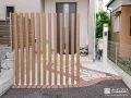 ナチュラルな木調格子と乱形石で美しく演出する玄関周り工事