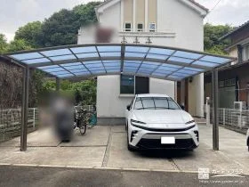 お住まいに優しく溶け込むラウンドスタイルのカーポート設置工事
