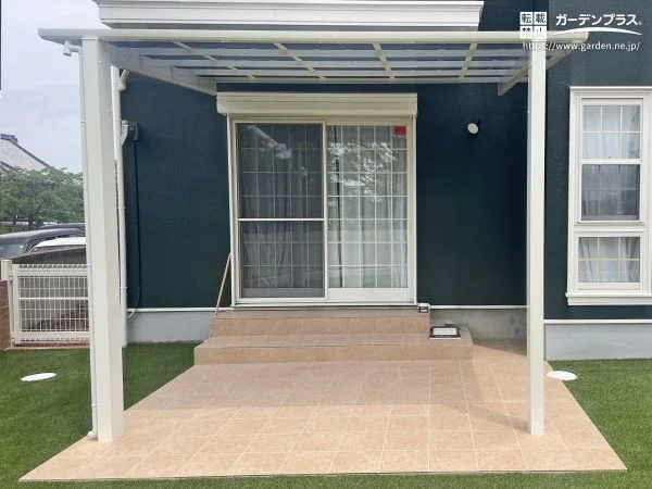 段差のないタイルテラスで、愛犬も安心してくつろげるお庭に