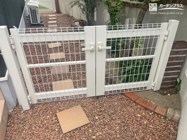 行き来も安心、わんちゃんのためのダブルゲート付きドッグラン
