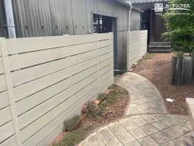 住まいの印象も明るくなるホワイトの目隠しフェンス[施工後]