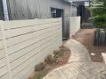 住まいの印象も明るくなるホワイトの目隠しフェンス