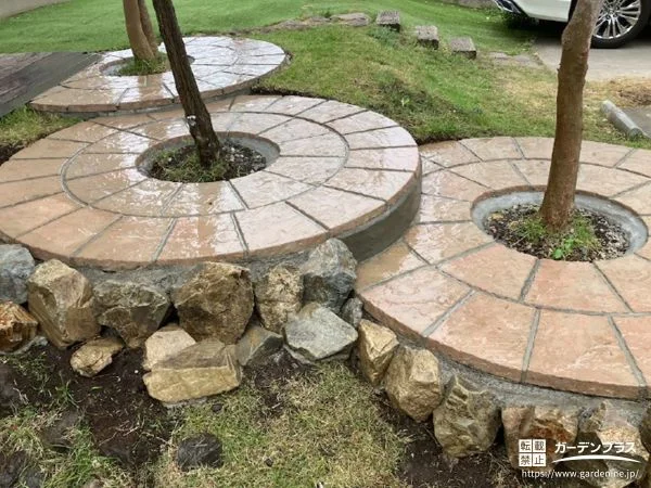 サークルと乱形石でつくった遊び心のある前庭のリフォーム工事