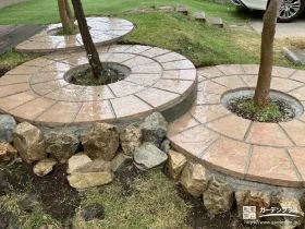 サークルと乱形石でつくった遊び心のある前庭のリフォーム工事