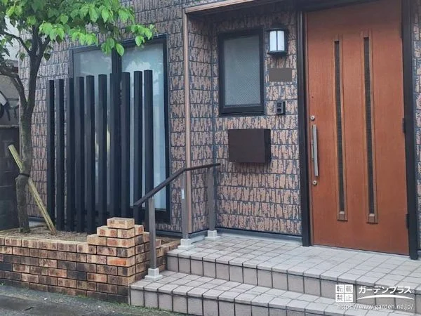 手すりと枕木フェンスの設置でデザイン性高く仕上げた玄関前工事