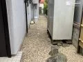 防草シートと砂利で雑草対策を施した犬走り