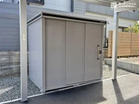 カーポート横に設けた使いやすさ重視の物置スペース[施工後]
