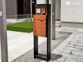 木目調カラーが目を引く機能門柱