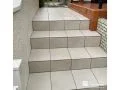 コンクリートの階段にタイルを貼り明るく仕上げたアプローチ工事