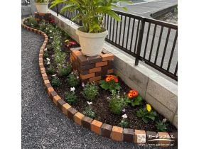 カラフルなお花が映える可愛らしいレンガの植栽スペース工事