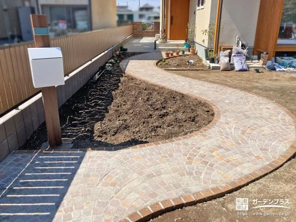 曲線がやさしく導くナチュラルな玄関アプローチ