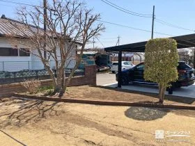お手入れしやすくピンコロ石で整えた花壇[施工後]