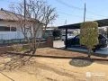 お手入れしやすくピンコロ石で整えた花壇